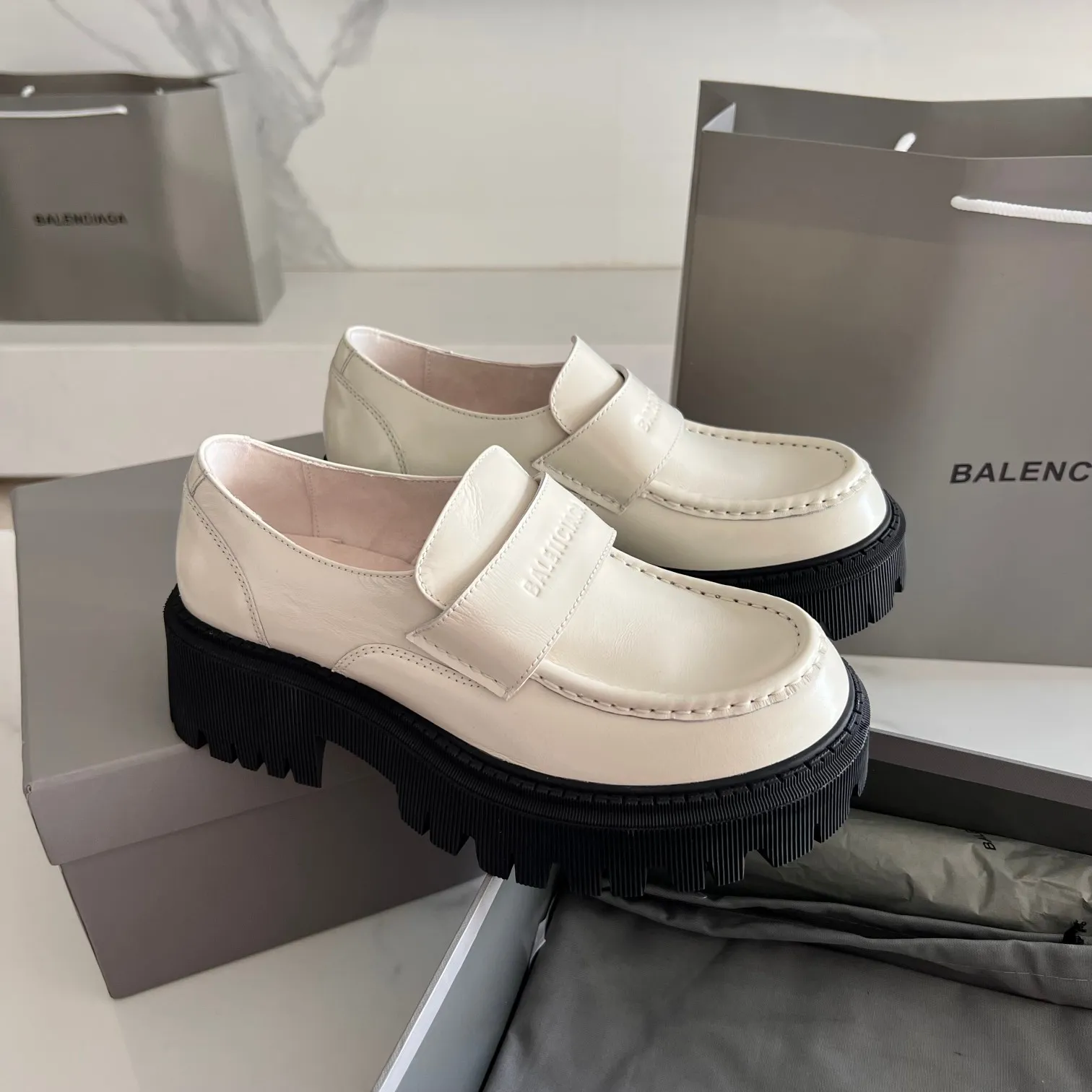 👟👟Ex-factory price 600👟👟 BALENCIAGA# Balenciaga's new big-toe derby shoes TRACTOR big-toe derby shoes loafers👞 Original medium-gloss open-edge beaded cowhide. Restrained and stylish. Matched with the brand logo on the shoe cover. The rhythm of closing your eyes. The lining and feet are made of black silk cowhide. The texture is soft and delicate. The gear-shaped rubber outsole is 5cm higher. Size: 35-40 (customization of 40 pieces is not returnable)